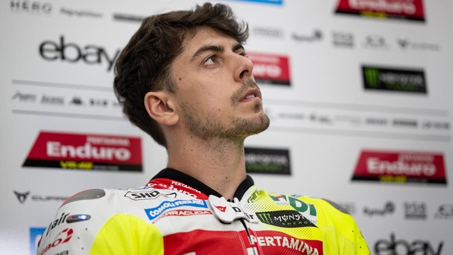 Pembalap Pertamina Enduro VR46, Fabio Di Giannantonio, menjalani operasi tulang selangka dengan sukses dan diharapkan bisa tampil di MotoGP Thailand 2025.