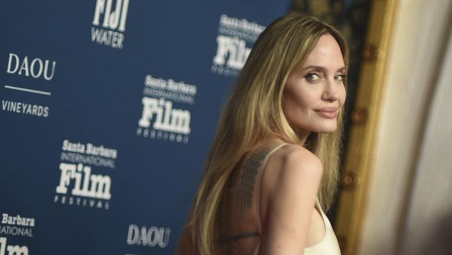Angelina Jolie Ungkap Perjuangan Melawan Kanker Payudara dan Kehilangan Ibunda