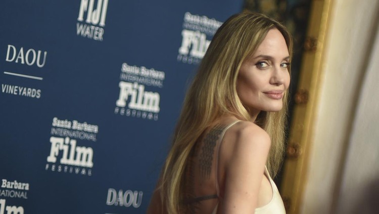 Gaya Angelina Jolie di Santa Barbara International Film Festival 2025 Angelina Jolie attends the Maltin Modern Master Award ceremony as part of Santa Barbara International Film Festival on Wednesday, Feb. 5, 2025, in Santa Barbara, Calif. (Photo by Richard Shotwell/Invision/AP)