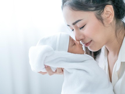 Bolehkah Orang Tua Mencium Bibir Anaknya? Ini Penjelasan Ustazah dan Pakar