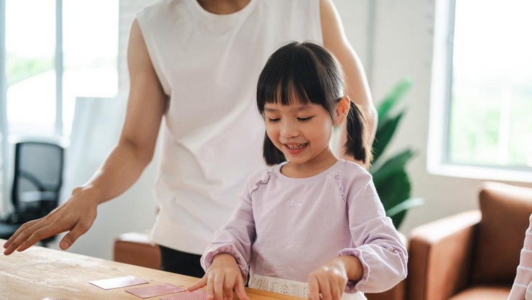 Ilustrasi Anak Asia Main Kartu Ilustrasi Anak Asia Main Kartu
