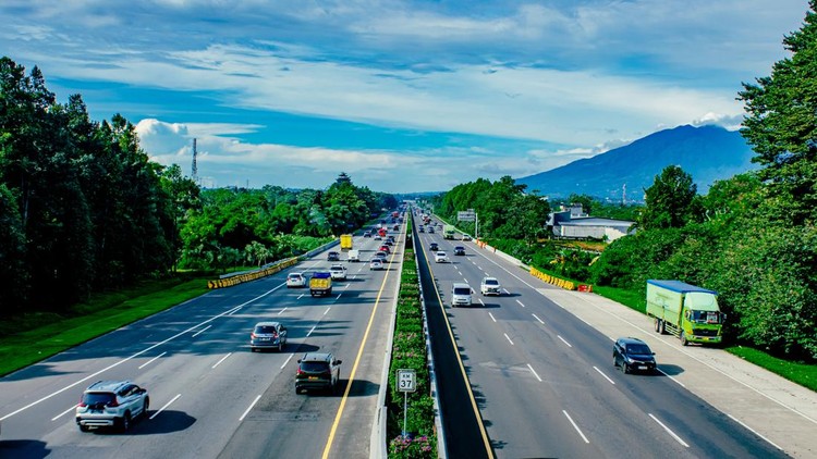 Ilustrasi jalan tol Morning on the toll road with a very clear sky view