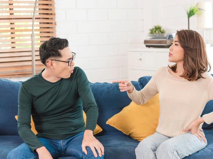 Ilustrasi laki-laki marah kepada pasangannya karena bertanya tentang masa lalunya/ Foto: Freepik/ Our-Team