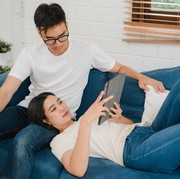 6 Tanda Pria Mencintaimu dengan Tulus Meski Terlihat Cuek