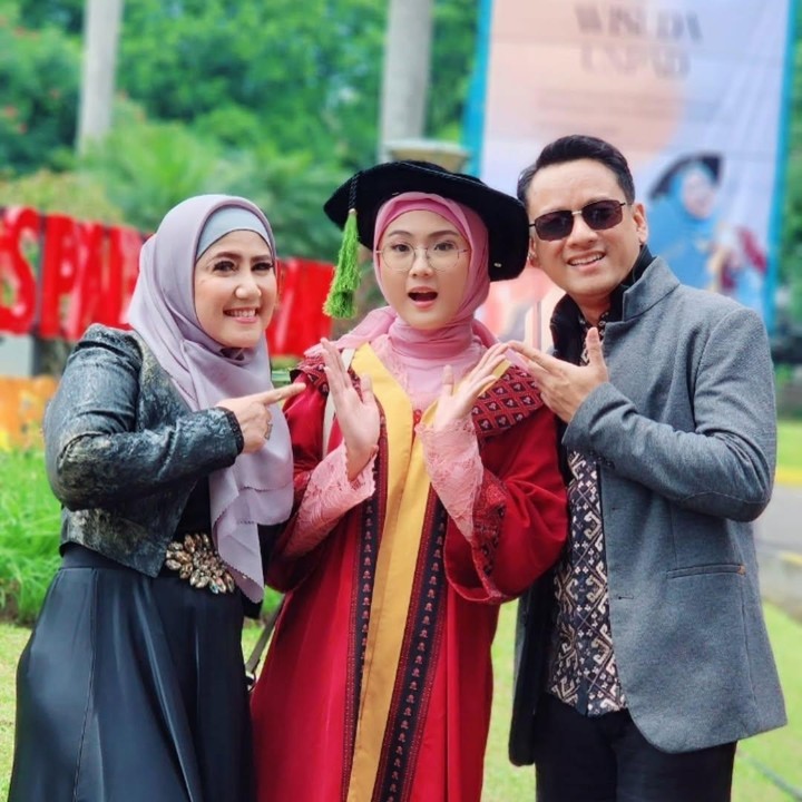 <p>Meski sudah bercerai, Ine dan Andri Sambas kompak datang ke acara wisuda sang putri. Keduanya pun sempat mengabadikan momen bertiga. Bahkan, mantan pasangan suami dan istri ini juga mengenakan busana dengan warna yang sama, yaitu abu-abu. (Foto: Instagram@inesinthya)</p>