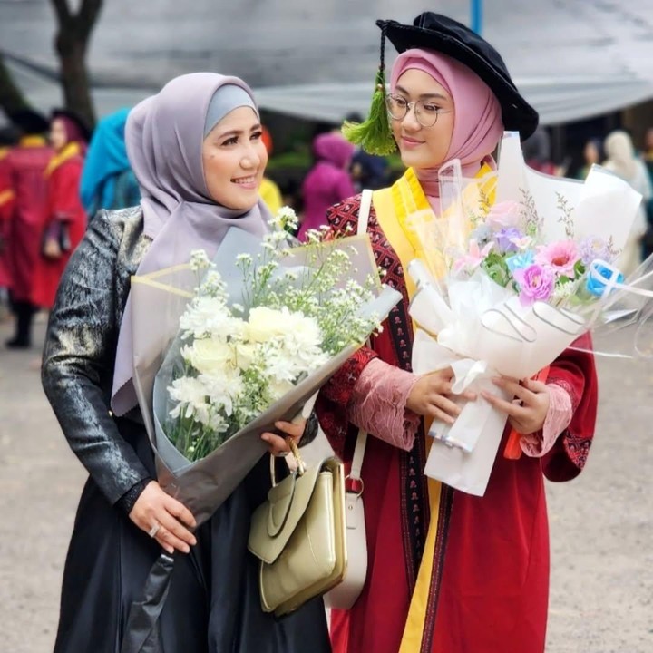 <p>Perempuan 53 ini mengucapkan rasa syukur dan selamat untuk sang putri yang kini telah resmi menjadi dokter. "Alhamdulillah selesai 'Wisuda Profesi Dokter Sherin Anasya Syaharani'. Selamat mengabdi untuk masyarakat Indonesia ya sayang @sherinanasyaa," tulis Ine, dikutip dari laman Instagram @inesinthya, Kamis (6/2/2025). (Foto: Instagram@inesinthya)</p>