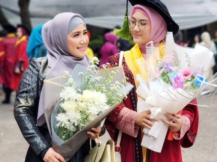 5 Potret Momen Ine Sinthya Temani Sang Putri Wisuda Profesi Dokter