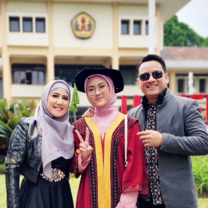 <p><em>Postingan</em> itu pun langsung dibanjiri komentar netizen dengan ucapan selamat. "MasyaAllah.... Seneng banget melihatnya, pokoknya do'a yg terbaik buat ketiganya, khusunya buat dd Sherin selamat dan moga sukses apa yg di cita citakannya. Amiiin," tulis akun <em>@hadiprayitn****.</em> "Alhamdulillah bu <em>@inesinthya</em> sekarang dokter Sherin panggilan nya masyallah semoga ilmun nya bermanfaat bagi nusa dan bangsa," tulis akun <em>@mussmus****.</em> (Foto: Instagram@inesinthya)</p>