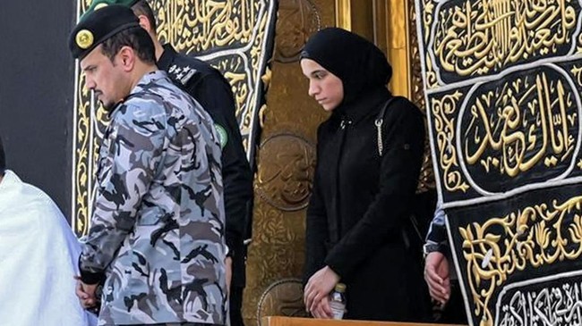 Istri Presiden Suriah Ahmed Al Sharaa, Latifa Al Daroubi, menjadi sorotan publik usai muncul perdana di hadapan umum ketika umrah di Mekkah.