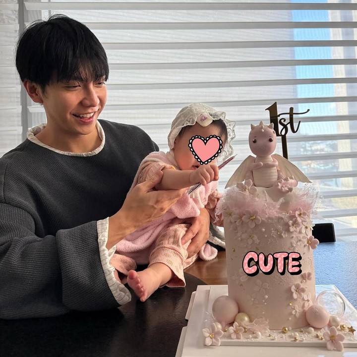 <p>Melalui unggahan ini, Lee Da In menuliskan <em>caption</em> manis untuk sang putri yang berulang tahun. "Selamat ulang tahun malaikat kecilku. Terima kasih sudah memberikan kebahagiaan tak terbatas untuk ibu selama setahun ini," tulisnya. (Foto: Instagram @xx__dain)</p>