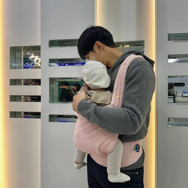 <p>Hingga kini, Lee Seung Gi dan Lee Da In masih merahasiakan wajah putri semata wayang mereka dari publik. Tak hanya itu, pasangan yang menikah pada 7 April 2023 ini juga belum mengungkap nama putrinya, Bunda. (Foto: Instagram @leeseunggi.official)</p>