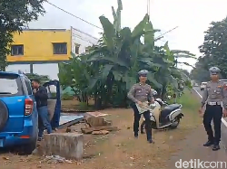 Minibus Oleng-Tabrak Rumah Warga di Maros, 3 Orang Sekeluarga Terluka