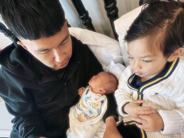 img-title Dijuluki Suami & Ayah Idaman, Indra Priawan Menangis saat Bahas Tanggung Jawab kepada Anak