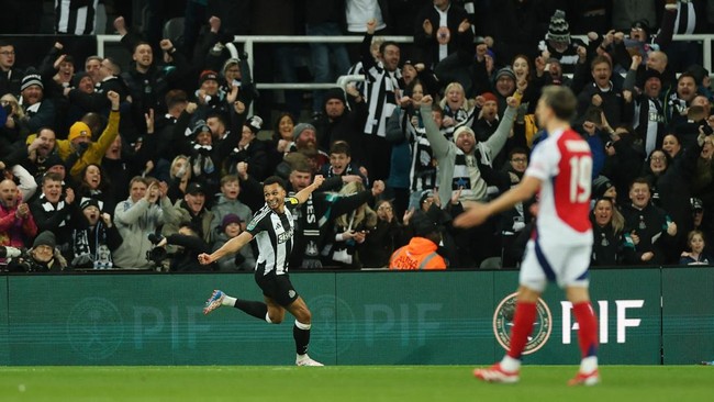 Arsenal untuk sementara tertinggal 0-1 dari Newcastle Unted pada babak pertama leg kedua semifinal Piala Liga Inggris, Kamis (6/2) dini hari WIB.