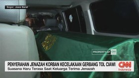 VIDEO: Penyerahan Jenazah Korban Kecelakaan Gerbang Tol Ciawi