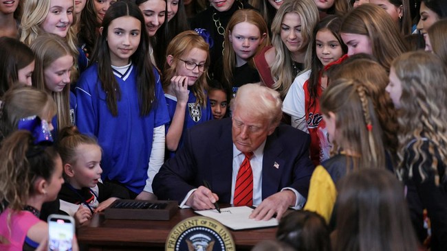 Presiden Amerika Serikat, Donald Trump, menandatangani perintah eksekutif, Rabu (5/2), yang melarang atlet transgender mengikuti turnamen olahraga wanita.