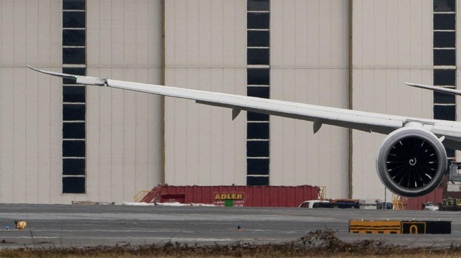 FOTO: Sayap Kanan Pesawat Japan Airlines Tabrak Ekor Delta Air Lines