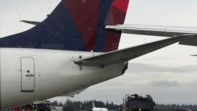 FOTO: Sayap Kanan Pesawat Japan Airlines Tabrak Ekor Delta Air Lines