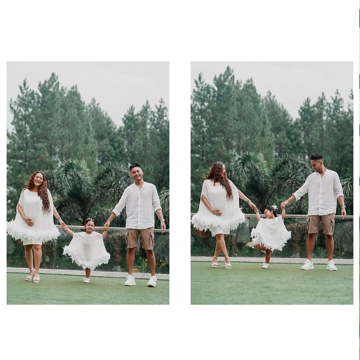 <p>Siti Badriah baru saja mengadakan acara gender reveal kehamilan keduanya. Acara yang berlangsung tertutup ini digelar secara outdoor dan dihadiri oleh kerabat Siti dan suaminya Krisjiana Baharudin. (Foto: Instagram @sitibadriahh)</p>