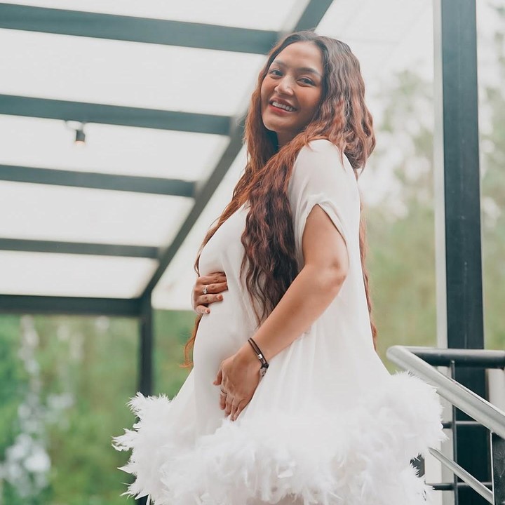 <p>Sebelum mengungkap jenis kelamin anak keduanya, Siti Badriah membagikan keseruan acara di akun media sosial keduanya. Siti dan suami memanggil calon anak kedua mereka dengan sebutan yang unik. "GENDER REVEAL BABY TOCULOR!! Ada yang bisa tebak??? Cewe apa cowo??" tulisnya di Instagram. (Foto: Instagram @sitibadriahh)</p>