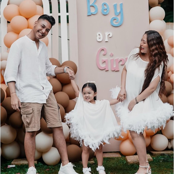 <p>Dalam acara gender reveal ini, Siti dan Krisjiana kompak mengenakan pakaian berwarna putih. Anak pertama mereka Xarena juga tampil cantik mengenakan gaun renda putih yang desainnya mirip dengan sang Bunda. (Foto: Instagram @sitibadriahh)</p>