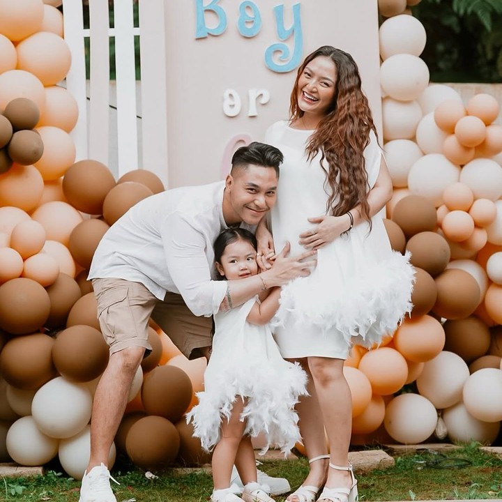 <p>Dekorasi acara gender reveal kehamilan kedua Siti Badriah ini terbilang simpel. Siti dan suami hanya menggunakan backdrop yang dihiasi balon bernuansa warna cokelat dan diletakkan di dekat kolam. Di antara dekorasi ini terdapat tulisan Boy or Girl. (Foto: Instagram @sitibadriahh)</p>