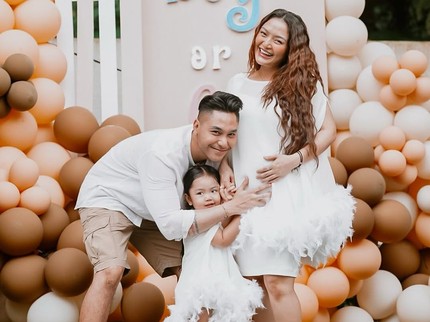 7 Potret Siti Badriah Gelar Pesta Gender Reveal Kehamilan Kedua, Bakal Dikaruniai Baby Girl!