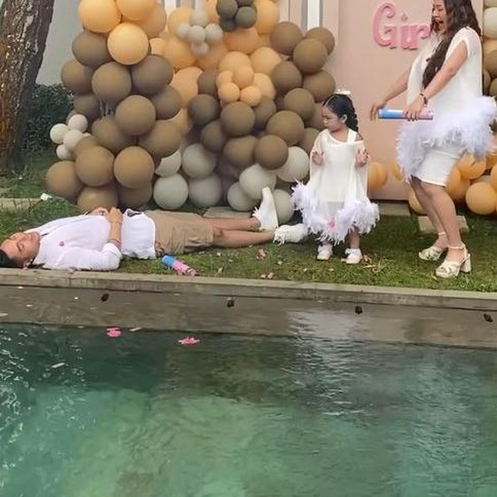 <p>Setelah mengetahui jenis kelamin anak keduanya, Siti dan Krisjiana tampak terkejut. Siti langsung menunjukkan ekspresi bahagia, sementara sang suami tampak terjatuh seperti tak percaya. (Foto: Instagram @sitibadriahh)</p>
