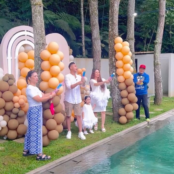 <p>Saat puncak acara tiba, Siti dan Krisjiana mengungkap jenis kelamin anak kedua mereka. Pasangan yang menikah pada 2019 ini menggunakan confetti berisi powder untuk membagikan kejutan. Saat ujung confetti ditekan, serbuk berwarna merah muda keluar. Artinya, pasangan ini akan kembali dikaruniai anak perempuan. (Foto: Instagram @sitibadriahh)</p>