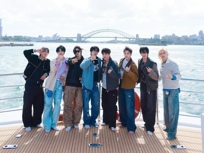 Meskipun bukan pendatang baru, Stray Kids yang debut tahun 2018 lalu juga berhasil mempertahankan eksistensinya bahkan meraih prestasi lebih tinggi lagi di tahun 2025.