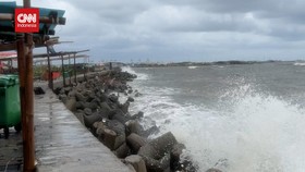 VIDEO:Ombak 2 Meter Hempas Pantai Marunda, Warung Rusak, Pedagang Rugi