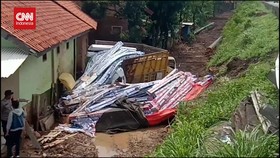 VIDEO: Truk Terjun Bebas Dari Jalan Tol Pakikanci Nyaris Timpa Rumah