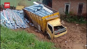 VIDEO: Truk Terjun Bebas dari Jalan Tol Pakikanci Nyaris Timpa Rumah