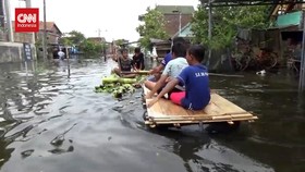 VIDEO: Akses Jalan Banjir, Warga Demak Beraktifitas Gunakan Rakit