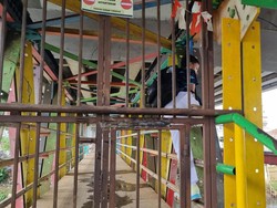 Keluh Siswa SD Panjat JPO Kalibata demi Nyeberang: Bahaya, Mau Gimana Lagi?