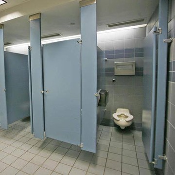 Ternyata Ini Alasan Kenapa Pintu Toilet Umum Selalu Ada Celah di Bawahnya, Sudah Tahu?