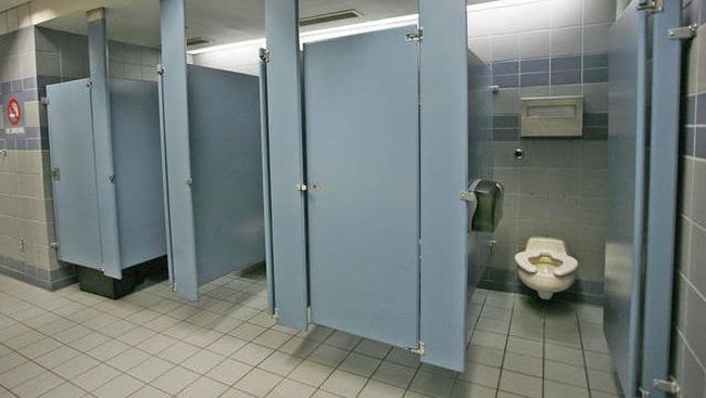 Ternyata Ini Alasan Kenapa Pintu Toilet Umum Selalu Ada Celah di Bawahnya, Sudah Tahu?