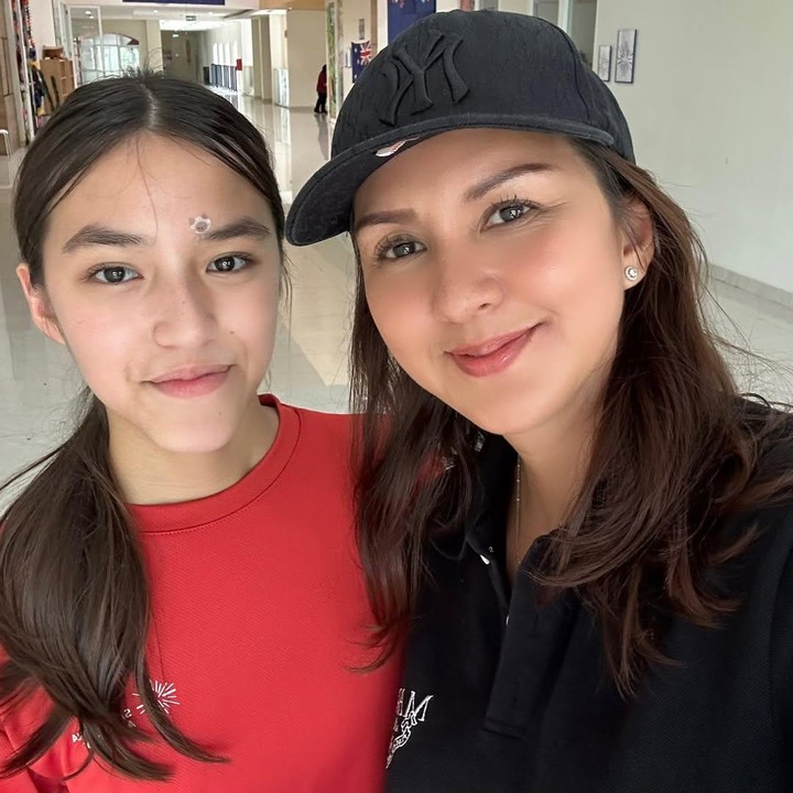 <p>Presenter Donna Agnesia dikenal sangat dekat dengan ketiga anaknya, termasuk si bungsu Quinesha Sabrina Sinathrya, yang berusia 13 tahun. Belum lama ini, Donna terlihat menemani putrinya itu saat bertanding sepakbola. (Foto: Instagram @dagnesia)</p>