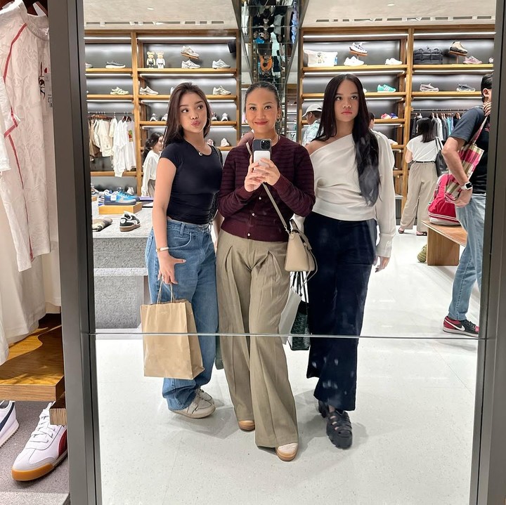 <p>Nola B3 juga sangat dekat dengan dua putrinya yang sudah beranjak remaja, Naura Ayu dan Neona. Di waktu luang, istri Baldy Mulya Putra ini bahkan sering <em>hang out</em> bareng dengan dua putrinya itu, Bunda. Seru banget ya! (Foto: Instagram @riafinola)</p>