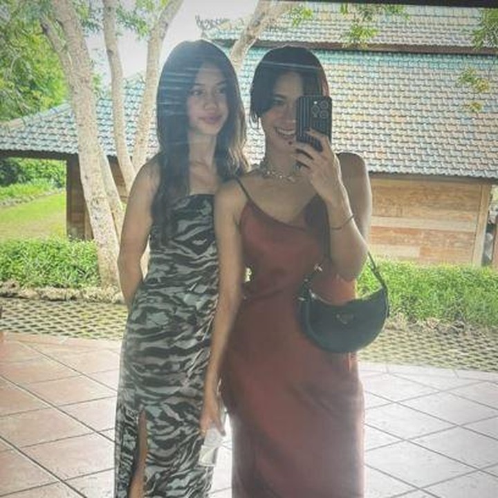 <p>Anak bungsu artis Nana Mirdad, Sarah Deana White, saat ini berusia 13 tahun. Sarah tumbuh menjadi gadis dengan paras cantik blasteran yang mirip perpaduan ibunda Nana Mirdad dan ayahnya Andrew White. Di berbagai kesempatan, Nana juga sering menghabiskan waktu dengan putri bungsunya ini. (Foto: Instagram @nanamirdad_)</p>
