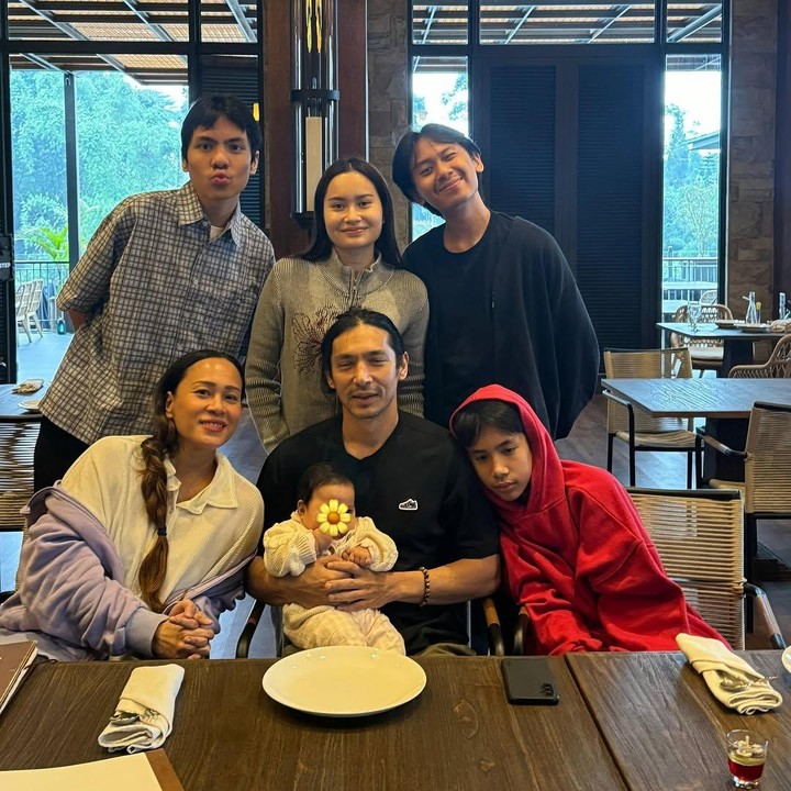 <p>Baru-baru ini, Inong membagikan potretnya bersama suami dan kelima anak mereka. Potret ini menjadi yang pertama kali dibagikan ke publik setelah si bungsu Solenne lahir. (Foto: Instagram @inong_ayu)</p>