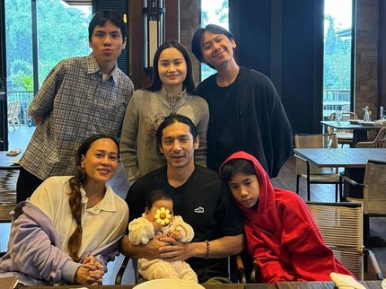 5 Momen Abimana Aryasatya & Inong Ayu Bareng 5 Anaknya, Si Bungsu Jadi Sorotan