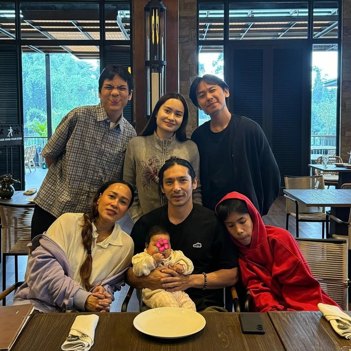 <p>Abimana dan Inong memiliki tiga anak laki-laki dan dua anak perempuan. Mereka adalah Belva Ugraha, Satine Zaneta, Bima Bijak, Arsanadi Arka, dan Solenne. (Foto: Instagram @inong_ayu)</p>