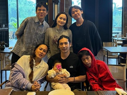 5 Potret Abimana Aryasatya dan Inong Ayu bersama 5 Anaknya, Ada Si Bungsu yang Masih Bayi