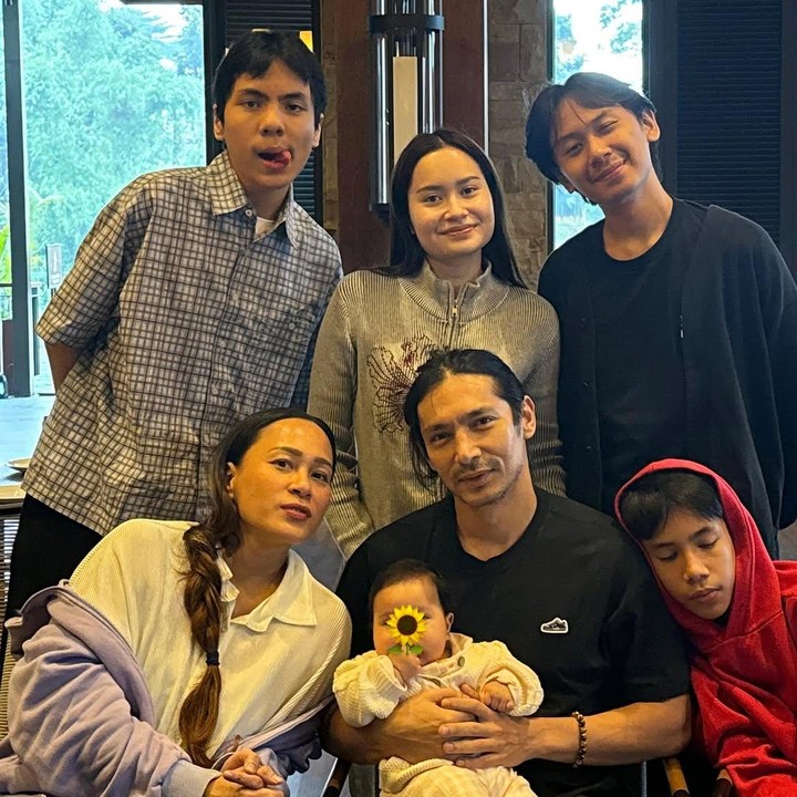 <p>Aktor Abimana Aryasatya menikah dengan Inong Ayu pada tahun 2001, Bunda. Dari pernikahan ini, keduanya pun dikaruniai lima orang anak. (Foto: Instagram @inong_ayu)</p>