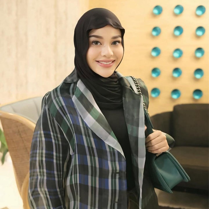 <p>Aurel Hermansyah belakangan ini tampil dengan model hijab meleyot. Ia pun kerap mengenakan <em>outfit</em> kasual yang dipadukan dengan model hijab yang tengah populer ini, Bunda. (Foto: Instagram@aurelie.hermansyah)</p>