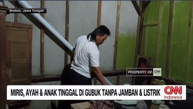 VIDEO: Ayah dan Anak Tinggal di Gubuk Tanpa Air dan Jamban