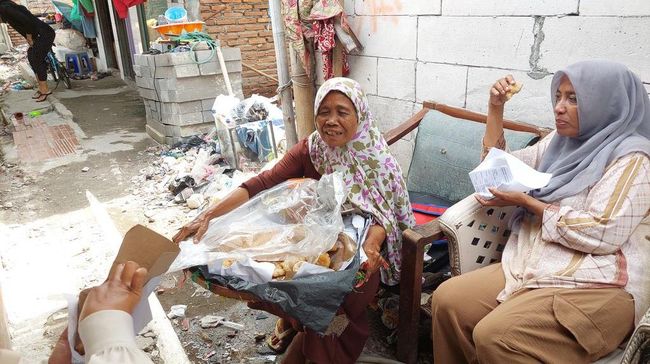 Mari bantu ringankan beban Nenek Tami, penjaja kue keliling yang idap sakit katarak dengan berdonasi di Berbuatbaik.