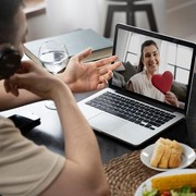 Jangan Galau! Ini 5 Cara Jadikan Momen Valentine Tetap Spesial Meski LDR dengan Pasangan