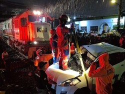 Ertiga Tertabrak KA Komuter di Pelintasan Tambak Mayor Surabaya